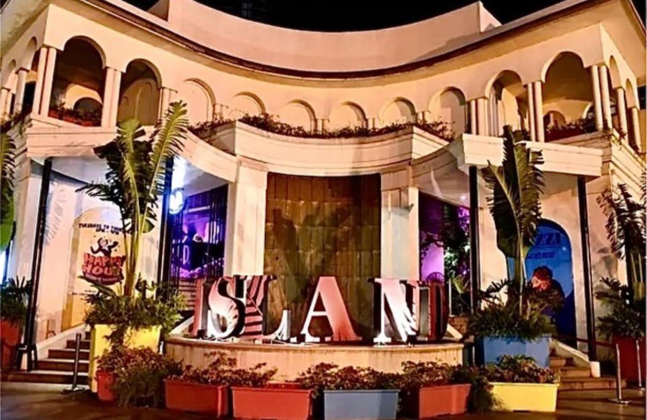 La Palazzo - Across Uptown Mall & Grand Hyatt Bgc Taguig Exterior photo